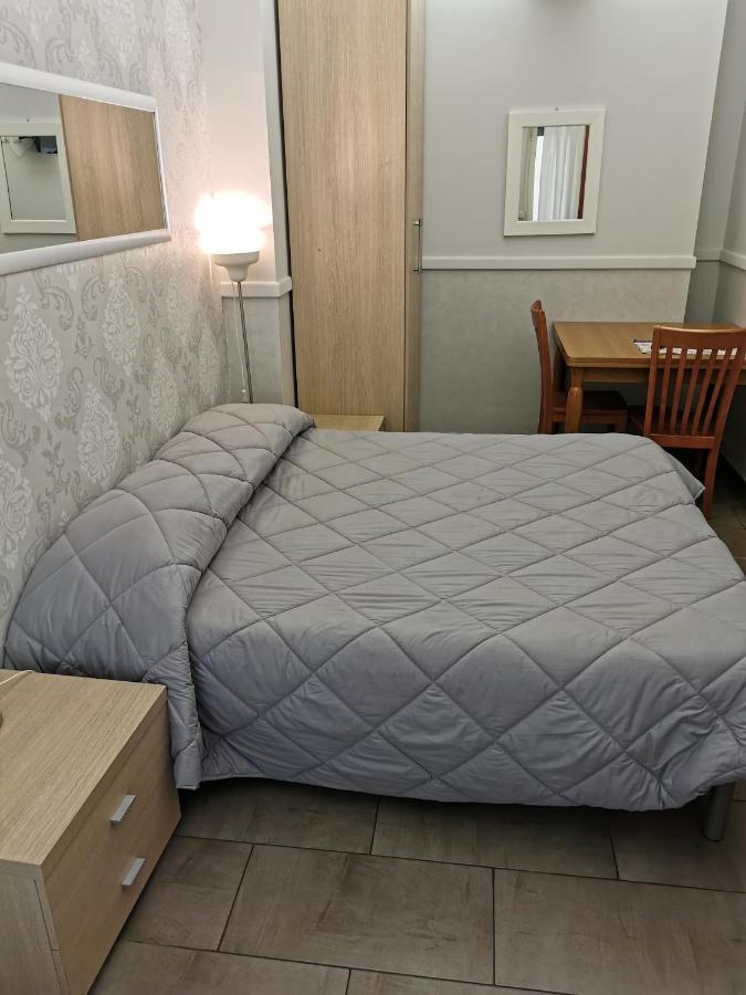 Bed And Breakfast Piramide Roma Exterior foto